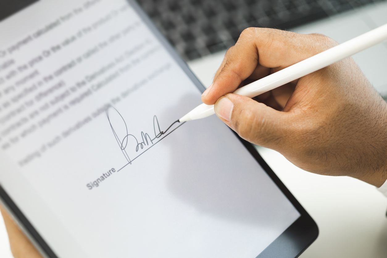 Contrato en un iPad puede ser señal de fraude de paneles solares