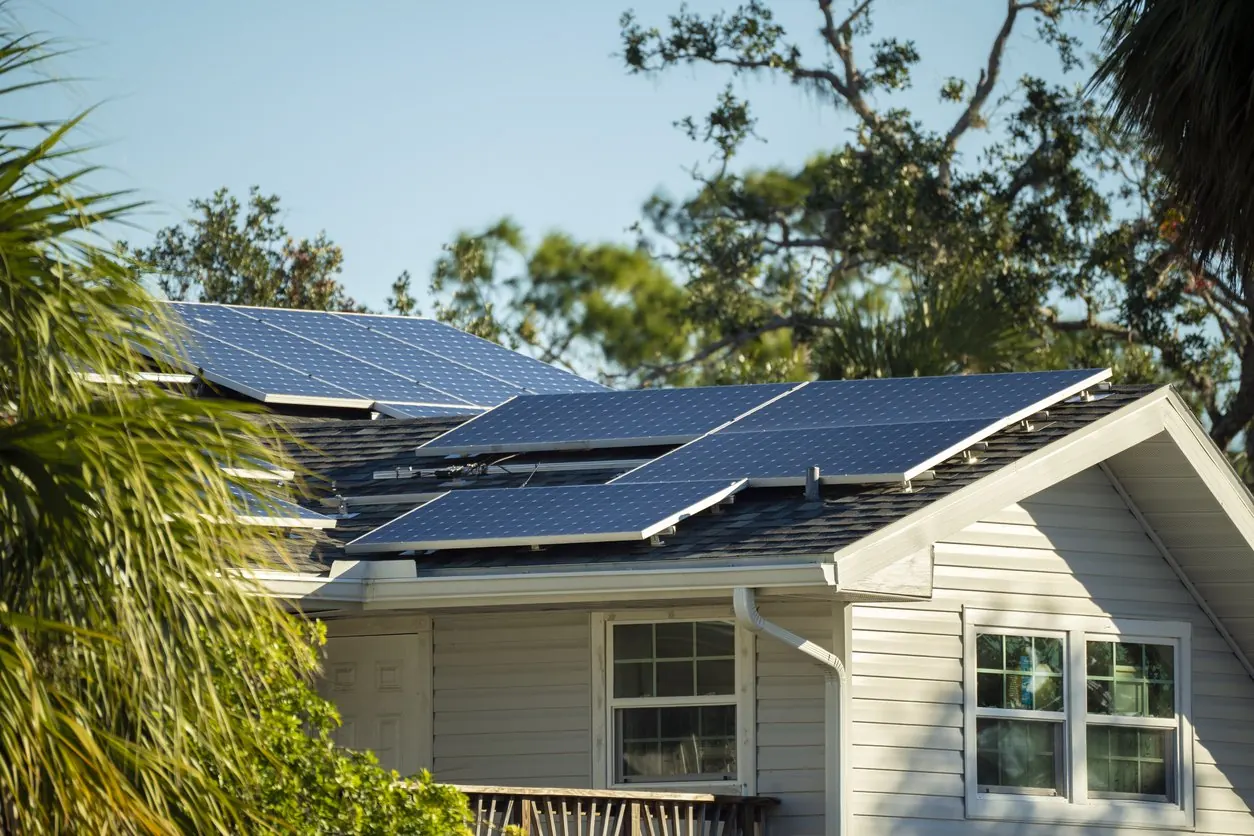 La promesa de la energía verde: paneles solares instalados en un techo residencial